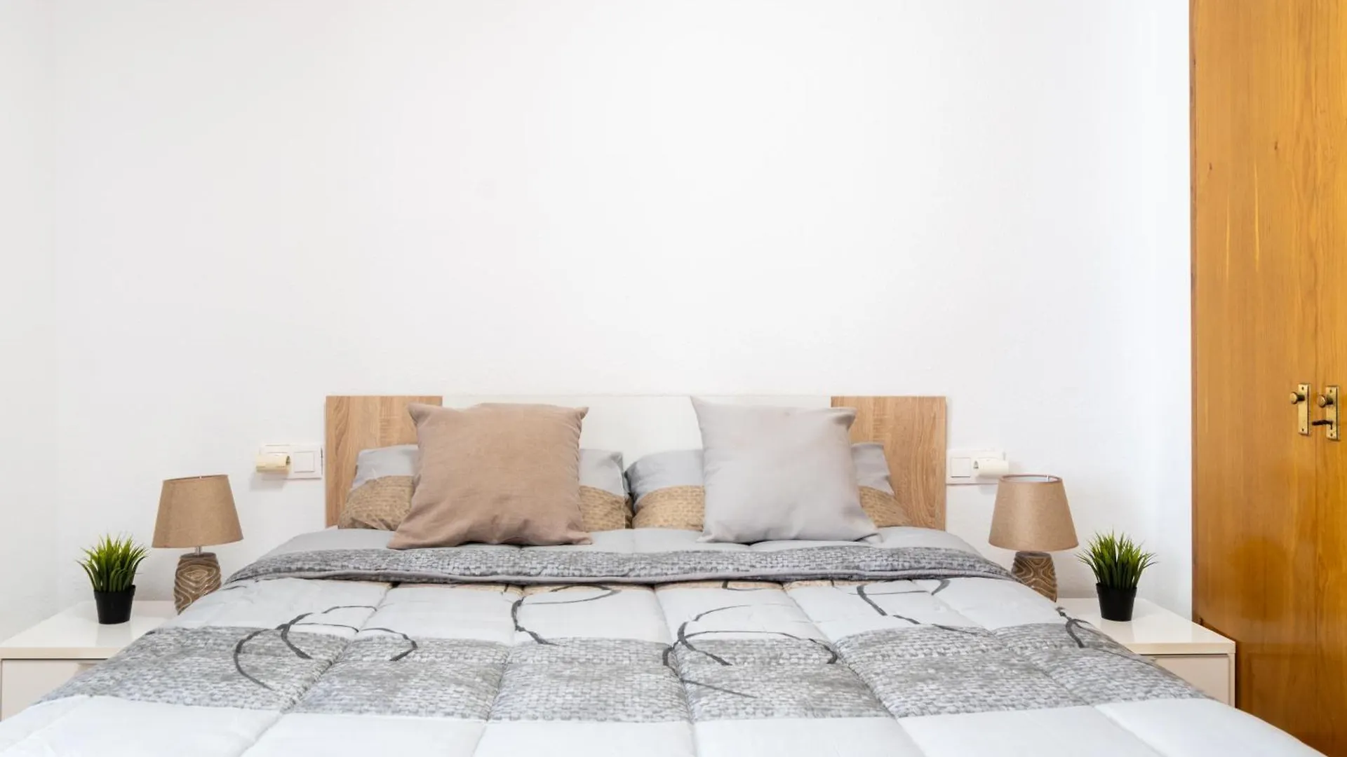 TuristMar - Amplio Apartamento en Salou con piscina, a 2 minutos de la Playa 0*,  España