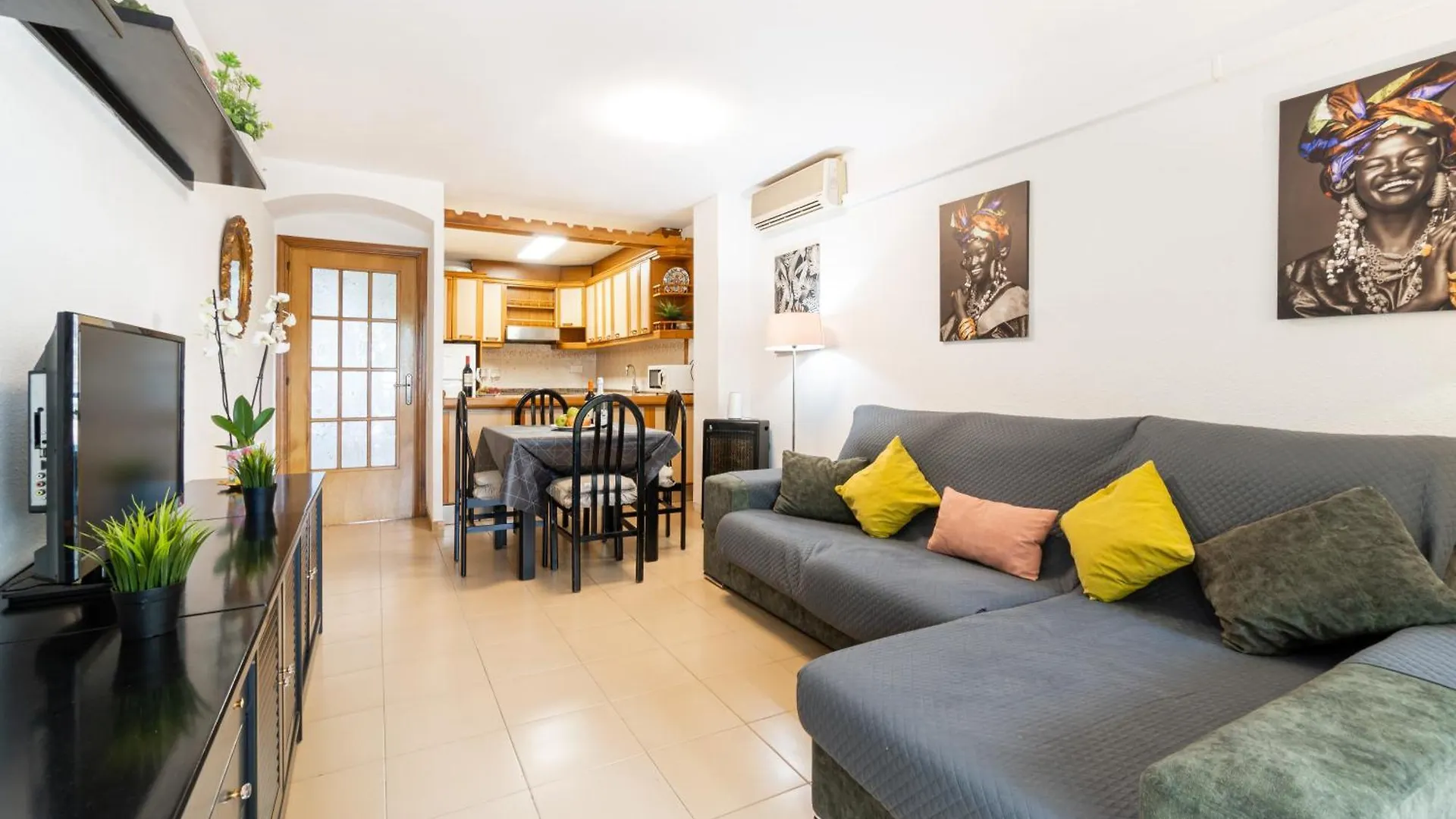 TuristMar - Amplio Apartamento en Salou con piscina, a 2 minutos de la Playa 0*,